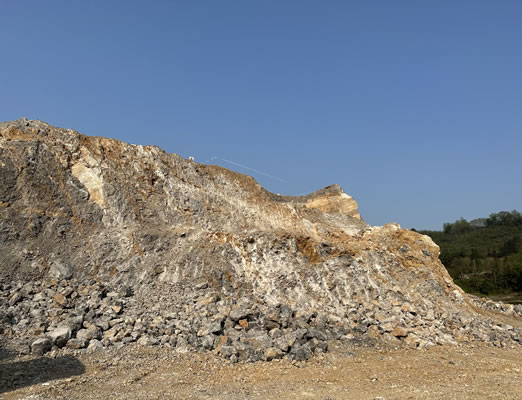 古蔺县石屏镇扎山村六组方解石矿山爆破振动